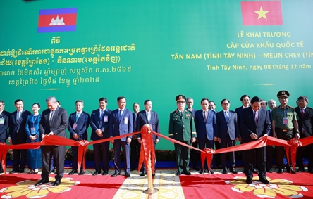 Vietnamese, Cambodian PMs inaugurate Tan Nam - Meun Chey int’l border gate pair